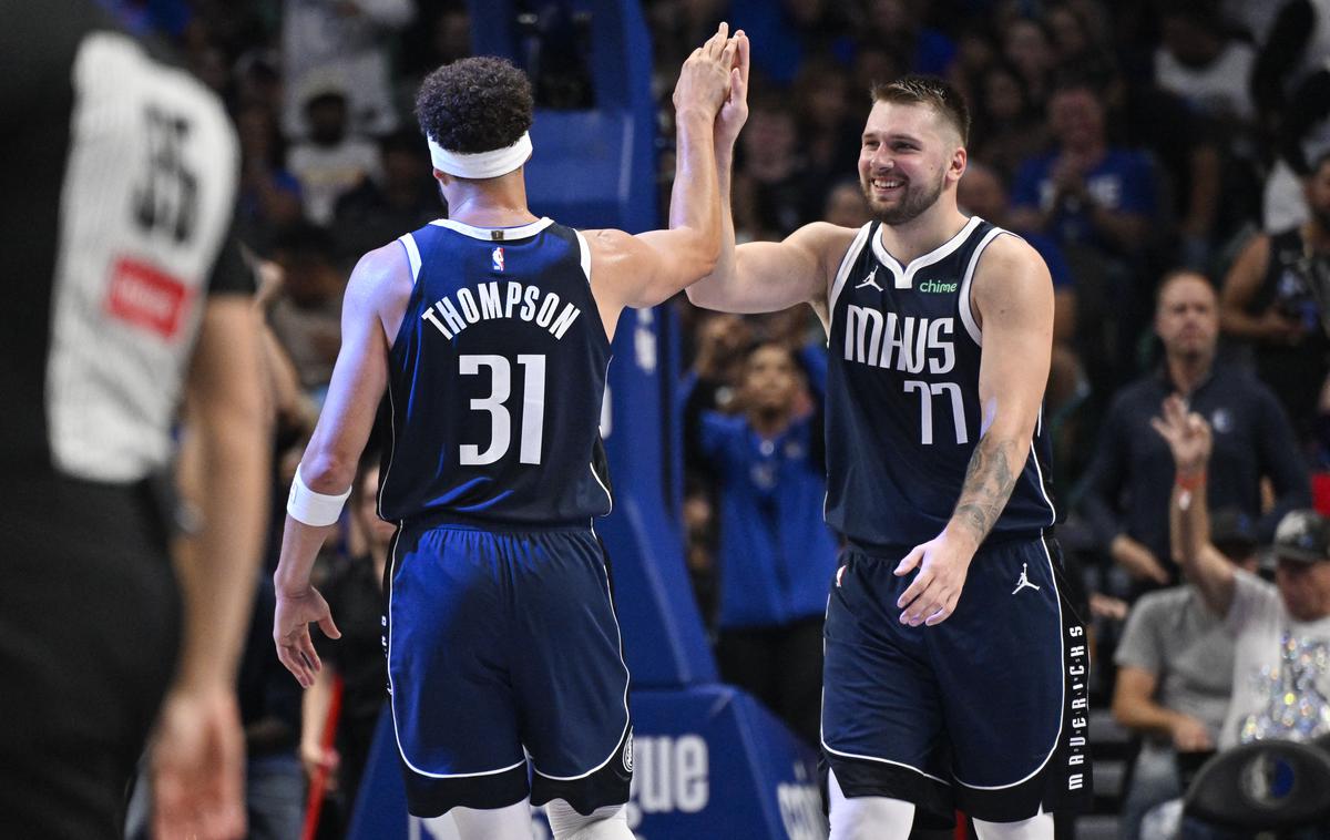 Luka Dončić, Klay Thompson, Dallas Mavericks | Klay Thomspon je odlično debitiral v dresu Dallasa, z Luko Dončićem sta San Antoniu nasula 50 točk. | Foto Reuters