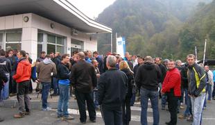 Protestniki generalnemu direktorju HSE Košoroku vrgli jajce v avto (video)