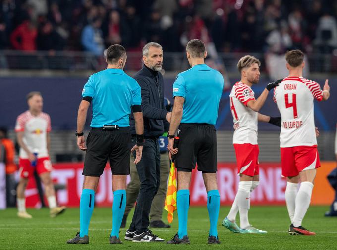 Trener Marco Rose v pogovoru s sodnikom iz BiH. | Foto: Guliverimage