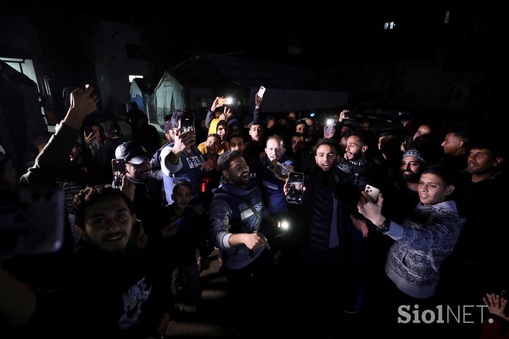 Veselje Palestincev ob doseženem dogovoru o prekinitvi ognja v Gazi.