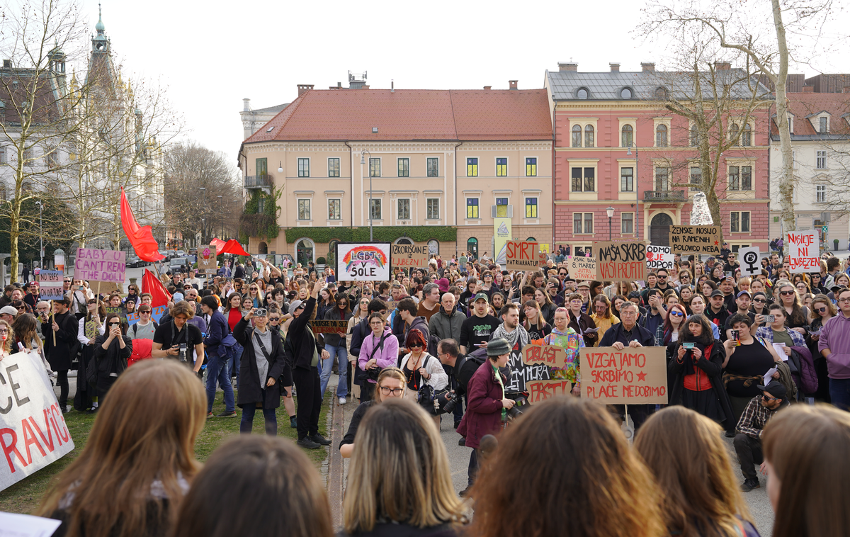 protest, Študentsko društvo Iskra | Na protestu so zahtevali višje plače in izboljšanje delovnih pogojev za delavstvo v feminiziranih poklicih, trajen sistemski vir financiranja za domove za starejše, okrepitev sistema javnih vrtcev, znižanje plačila in povečanje njihove dostopnosti ter podružbljanje in samoupravljanje sistema javnih storitev. | Foto Erik Koletnik