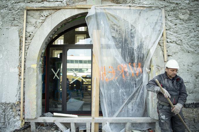 Zmagovalci so ocenjevalce prepričali zlasti z rešitvijo skupnega centralnega preddverja - pokritega atrija upravnega središča, zahtevano v natečajni nalogi. | Foto: Ana Kovač