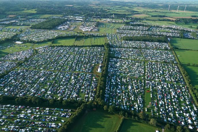 Wacken Open Air, Wacken | Okoli 4. ure je zagorelo v šotoru, v katerem so skladiščili trgovsko blago, je po poročanju nemške tiskovne agencije dpa sporočila tamkajšnja policija. Kljub hitremu ukrepanju gasilcev so se ognjeni zublji razširili na dve vozili in tri šotore v bližini. | Foto Profimedia