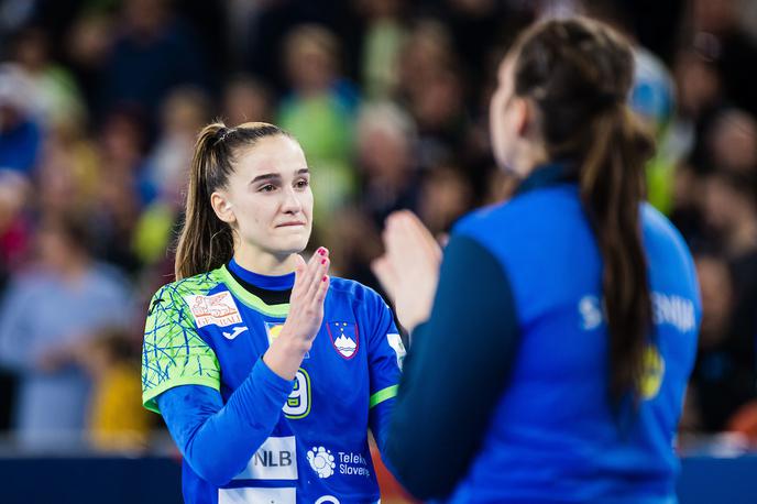 EHF Euro2022: Slovenija - Madžarska, slovenska ženska rokometna reprezentanca Nina Žabjek | Rokometašica Nina Spreitzer | Foto Grega Valančič/Sportida