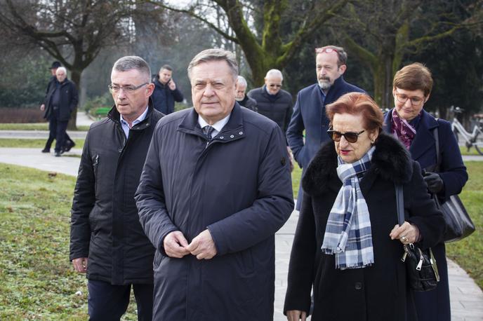 Pogreb slovenskega politika, pravnika in gospodarstvenika Janeza Zemljariča z vojaškimi častmi. Zoran Janković | Župan Zoran Janković je sicer na današnji novinarski konferenci dejal, da ga bo, če bo predlog rešil problem zdravstva v Ljubljani in prinesel več zdravnikov in rešitev za bolnike, podprl. "Če ne, pač mene na seji ne bo," je dejal. | Foto Bojan Puhek