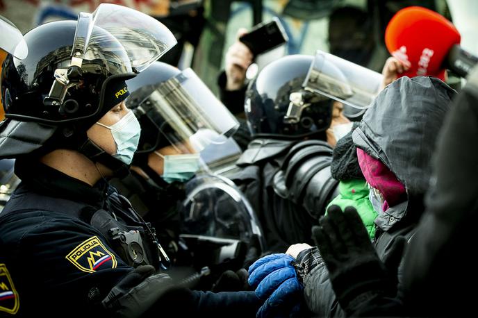 Tovarna Rog | Policisti so v torek na območju nekdanje tovarne Rog v Ljubljani začasno pridržali 12 ljudi. | Foto Ana Kovač