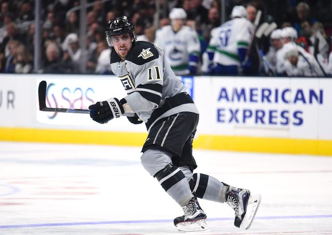 Anže Kopitar se je pred dnevi ob poškodbi prijel za levo zapestje in nakazal poškodovani del telesa. V ligi NHL sicer radi prikrivajo podatke o poškodbah. | Foto: Getty Images