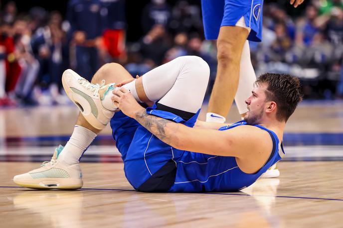 Luka Dončić | Luka Dončić je v petek znova začutil bolečine v levem gležnju. | Foto Guliverimage