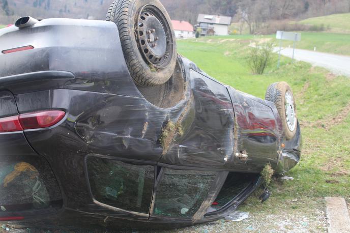 nesreča | Škofjeloški  policisti so včeraj popoldan v Podlubniku obravnavali prevrnitev osebnega avtomobila. Voznika je zaradi neprilagojene hitrosti po trčenju  v  bankino,  prometni  znak  ter hidrant in se prevrnil na streho. Vozilo je nevozno. Preizkus alkoholiziranosti je bil negativen. Proti njemu poteka  prekrškovni  postopek.  "Pozivamo  k upoštevanju prometnih pravil in večjo  pozornost  na  prilagojeno  hitrost, varnostno razdaljo ter pravilno vožnjo po cesti. Bodite pripeti in med vožnjo ne uporabljajte telefona," opozarjajo policisti. | Foto Policija