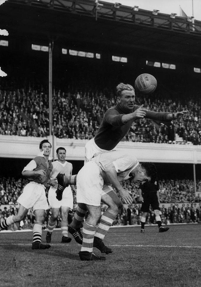 Bert Trautmann je bil v vratih vedno brezkompromisen. | Foto: Gulliver/Getty Images