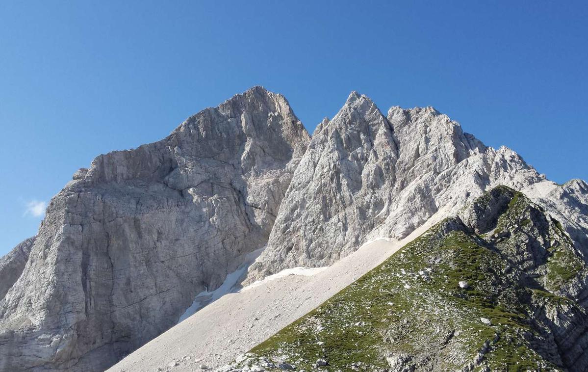 jalovec panorama | Pohodnika so s helikopterja opazili pod Velikim Ozebnikom nad dolino Tamar.  | Foto STA