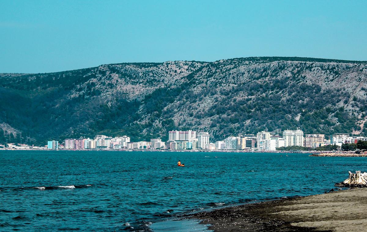 Shengjin, Albanija | V Albaniji po poročanju francoske tiskovne agencije AFP temperature medtem že presegajo 40 stopinj Celzija. Velika vročina povečuje tudi tveganje za požare, zato je albanska vlada danes napovedala, da bo za vsak nameren ali nenameren požar zagrožena 15-letna zaporna kazen. | Foto Shutterstock