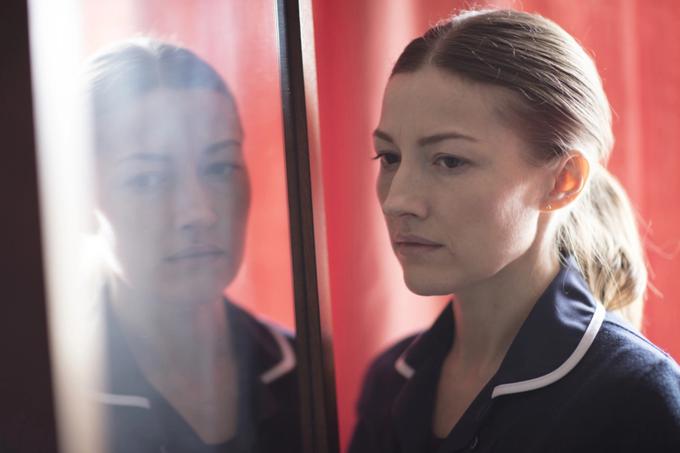 Anne Dean (Kelly Macdonald) je obdolžena, da je načrtovala umor morilca svojega devetletnega sina. Sta jo žalost in trpljenje spremenila v zločinko? | Foto: BBC | Foto: 