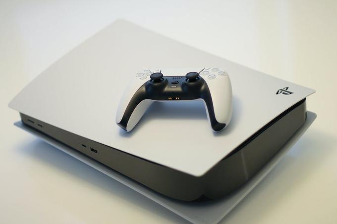 Tako konzola kot igralni plošček DualSense sta bila deležna stilske preobrazbe. Bolj drastični je bil podvržen PlayStation, ki je videti kot nekaj, kar so si kot igralno konzolo v letu 2030 predstavljali leta 1999.  | Foto: Pexels