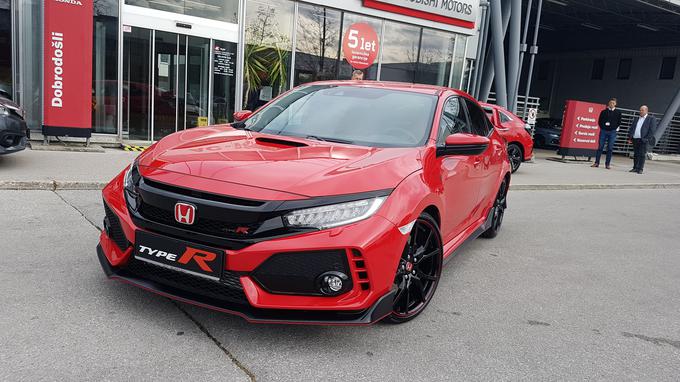 Civica type R v novi generaciji poganja dvolitrski motor VTEC turbo, ki zmore 320 "konjev" pri 6.500 vrtljajih v minuti, največji navor pa znaša 400 njutonmetrov od 2.500 do 4.500 vrtljajev v minuti.  | Foto: Gregor Pavšič