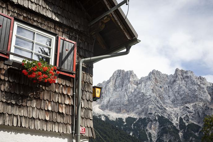 Mihov dom | Zmagovalki osme sezona izbora Naj planinska koča sta Mihov dom na Vršiču (na fotografiji) in Krekova koča na Ratitovcu.  | Foto Bojan Puhek