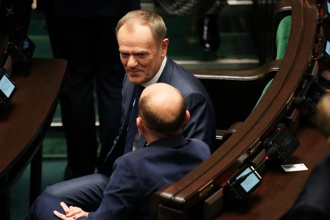 Donald Tusk, ki je danes v parlamentu dobil zeleno luč za sestavo nove poljske vlade, je prvi Poljak, ki bo na položaju premierja tretjič. Zgodovinar, ki se je prekalil tako v domači kot tudi v vrhu evropske politike, velja za pragmatičnega, sam pa se ima za prepričanega Evropejca in napoveduje, da bo Poljsko znova usmeril na evropsko pot. | Foto: Reuters