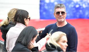 Simon Cowell po hudi nesreči spet hodi