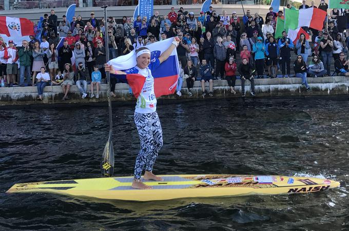 Tudi za suparko Manco Notar je izjemna sezona. Pohvali se lahko z nazivom aktualne svetovne prvakinje v disciplini spint na 200 m. | Foto: 