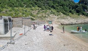 Domačini na hrvaški obali zrušili nezakonite ograje na plaži