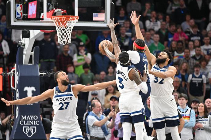 Minnesota New Orleans | Rudy Gobert in Jaden McDaniels sta na dvoboju z New Orleansom igrala le v prvem polčasu. | Foto Reuters