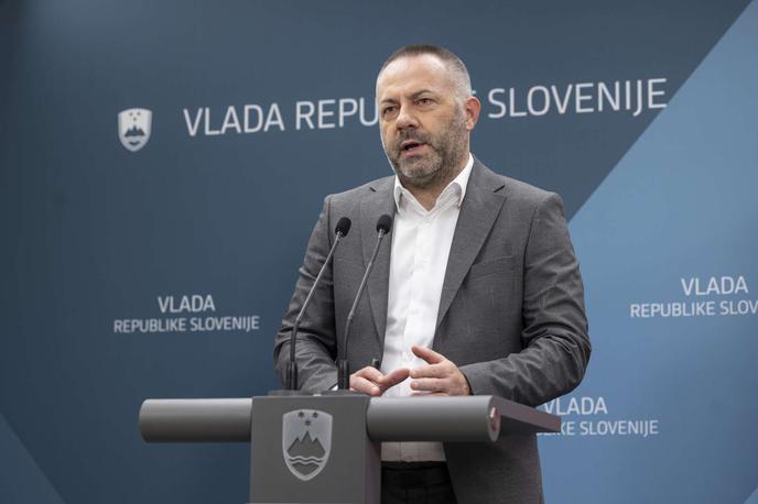 Danijel Bešič Loredan | Predsednik vlade Robert Golob je ocenil, da so bile izrečene besede ministra v omenjenem telefonskem pogovoru neprimerne.  | Foto STA