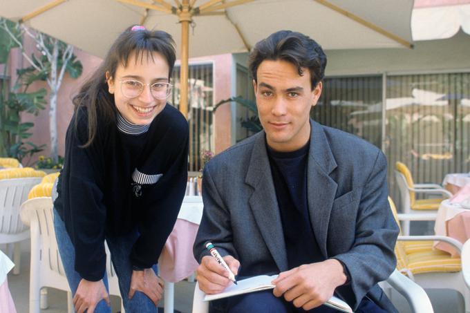 Brandon Lee z oboževalko leta 1989. Nekateri kritiki so mu že takrat napovedovali bleščečo igralsko kariero, a se je sprva pojavil v filmih, ki niso bili sprejeti najbolje.  | Foto: AP / Guliverimage