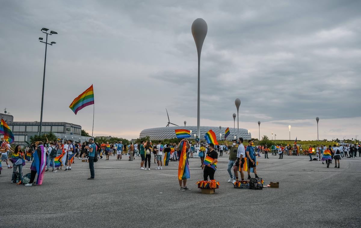 Nemčija Madžarska | Pred stadionom so v sredo prevladovale mavrične barve. | Foto Guliverimage