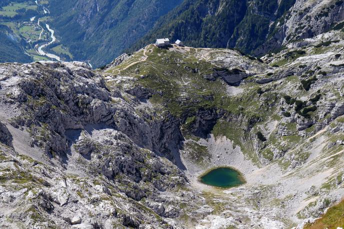 Stenar Kriški podi | Pogled s poti na Stenar nad Srednje Kriško jezero in Pogačnikov dom nad njim. | Foto Matej Podgoršek