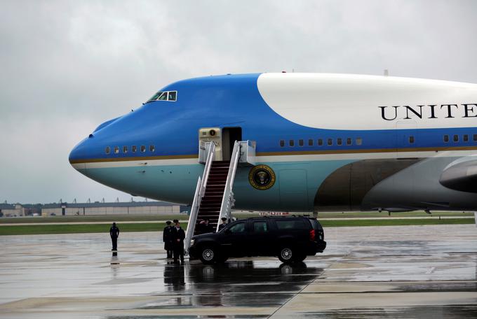 Ime Air Force One so prvič uporabili po incidentu leta 1953, ko je letalo, na katerem je sedel takratni ameriški predsednik Dwight D. Eisenhower, vstopilo v isti zračni prostor kot komercialno potniško letali z isto klicno kodo. | Foto: 