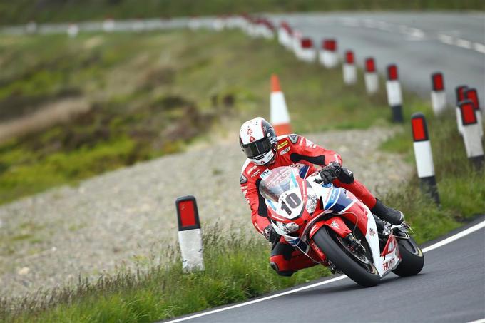 Legendarni John McGuinness je v svojem razredu odlično nastopil tudi na letošnji dirki. Na njegovi hondi je tudi izpušni sistem slovenskega Akrapoviča. (foto: Akrapovič) | Foto: 