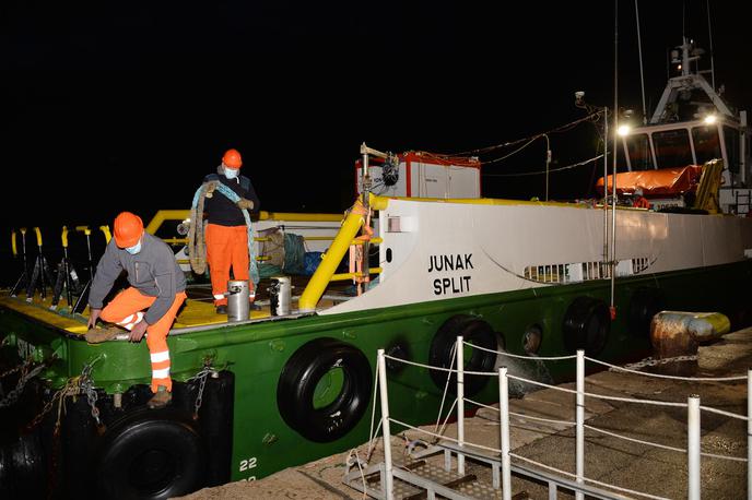 plinska ploščad Ivana D | Hrvaški državni inšpektorat je septembra 2021 odredil odstranitev potopljene konstrukcije v roku enega leta, a Ina tega še vedno ni storila. | Foto Sasa Miljevic/PIXSELL