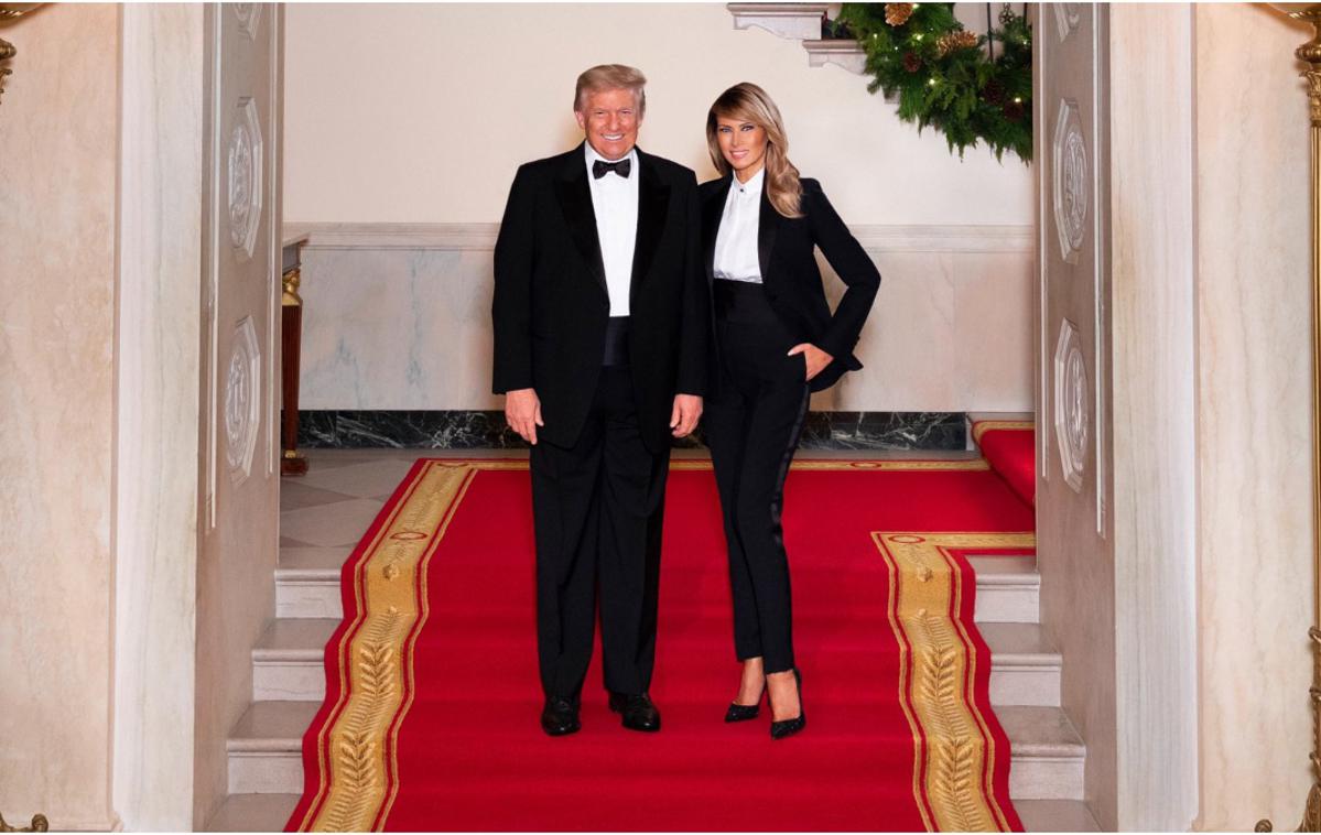 Melania Trump, Donald Trump | Zadnji božični portret zakoncev Trump je po mnenju nekaterih uporabnikov Twitterja in poznavalcev fotografije prirejen. | Foto Twitter