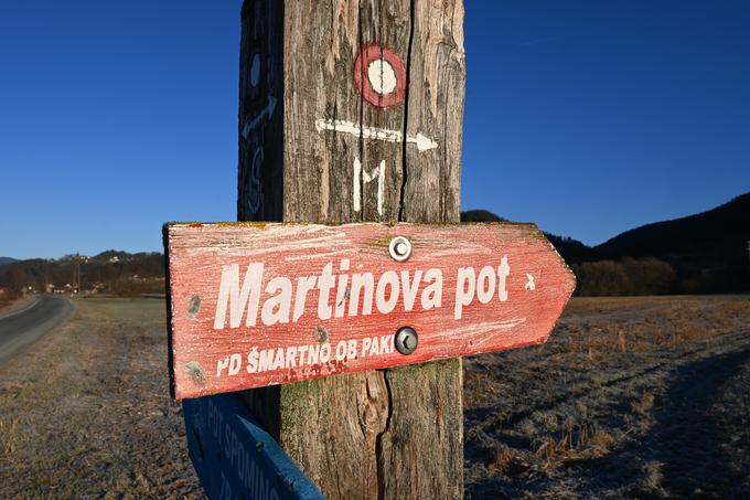 Deset metrov od parkirišča je že prva tabla za pot na Oljko. | Foto: Matej Podgoršek