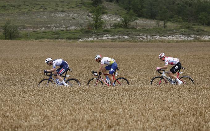 Bežijo Edvald Boasson Hagen (Nor/TotalEnergies), Neilson Powless (ZDA/EF Education - EasyPost) in Rémi Cavagna (Fra/Soudal - QuickStep). | Foto: Reuters