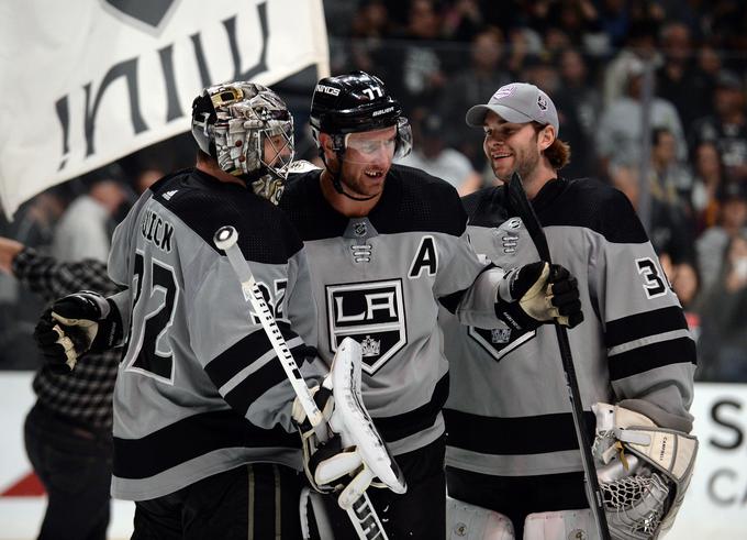 Jeff Carter je zadel odločilni gol za zmago Los Angeles Kings, ki so s 4:3 odpravili goste iz igralniške meke Vegas Golden Knights. To je bil zanj 371. gol v karieri, ponoči pa je odigral svojo 1000. tekmo v ligi NHL. | Foto: Reuters