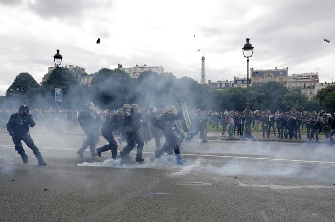 Medtem ko navijači slavijo zmage, na cestah protestirajo sindikati ... | Foto: Reuters