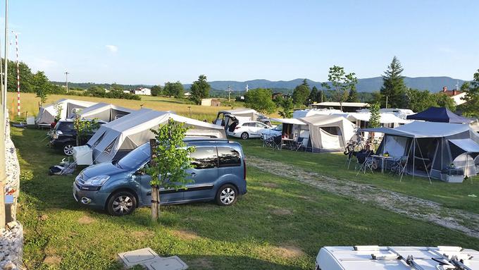 Pri slovenskem zastopniku šotorskih prikolic Camp-let Freedom Centru poudarjajo, da je cilj druženja obenem tudi promocija manj poznanih slovenskih kampov, saj večina udeležencev na druženje prihaja iz Slovenije, nekaj pa jih je tudi iz tujine. Pogosto se zgodi, da udeleženci, predvsem družine, izmenjajo izkušnje in se tudi dogovorijo za nadaljnje skupno kampiranje. | Foto: Jure Gregorčič