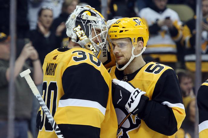 Pittsburgh Matt Murray | Vratar Pittsburgha Matt Murray prejema čestitke soigralca Teddyja Bluegerja. | Foto Reuters