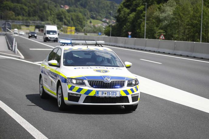 policija | Ker je imel 51-letni voznik v rokah manjši nož, so policisti uporabili prisilna sredstva in plinski razpršilec ter ga prijeli in mu zasegli vozilo.(Fotografija je simbolična.)