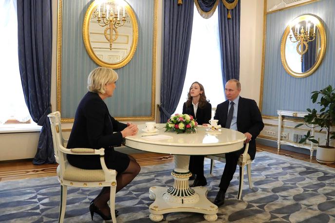 Marine Le Pen in Vladimir Putin | Marine Le Pen se je marca 2017 v Kremlju srečala z ruskim predsednikom Vladimirjem Putinom. Fotografije svojega srečanja s Putinom je v propagandne namene uporabila pred francoskimi predsedniškimi volitvami leta 2017. Podobno je želela storiti tudi letos, a ji je ruski napad na Ukrajino prekrižal načrte. | Foto Guliverimage