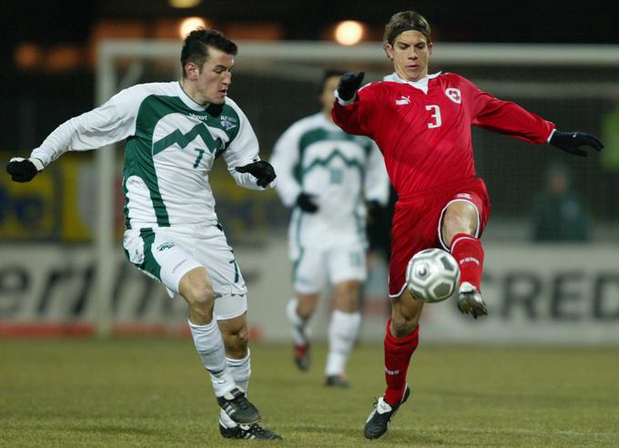 Švica (na fotografiji dvoboj Gorana Šukala in Bruna Bernerja) je 12. februarja 2003 v Novi Gorici napolnila slovensko mrežo. Marko Simeunović je v prvem polčasu prejel tri, Mladen Dabanović pa v drugem dva zadetka. Častni zadetek za Slovenijo je dosegel Ermin Raković. | Foto: Reuters