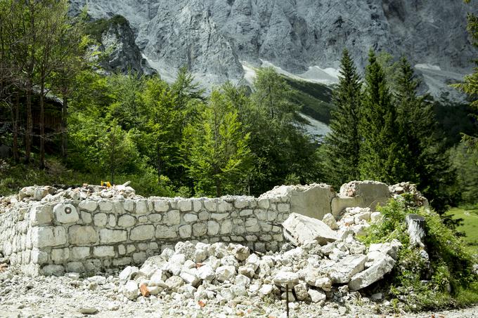 Gradnja Frischaufovega doma na Okrešlju, ki je zaradi napake na električni napeljavi pogorel novembra 2019, že poteka.  | Foto: Ana Kovač