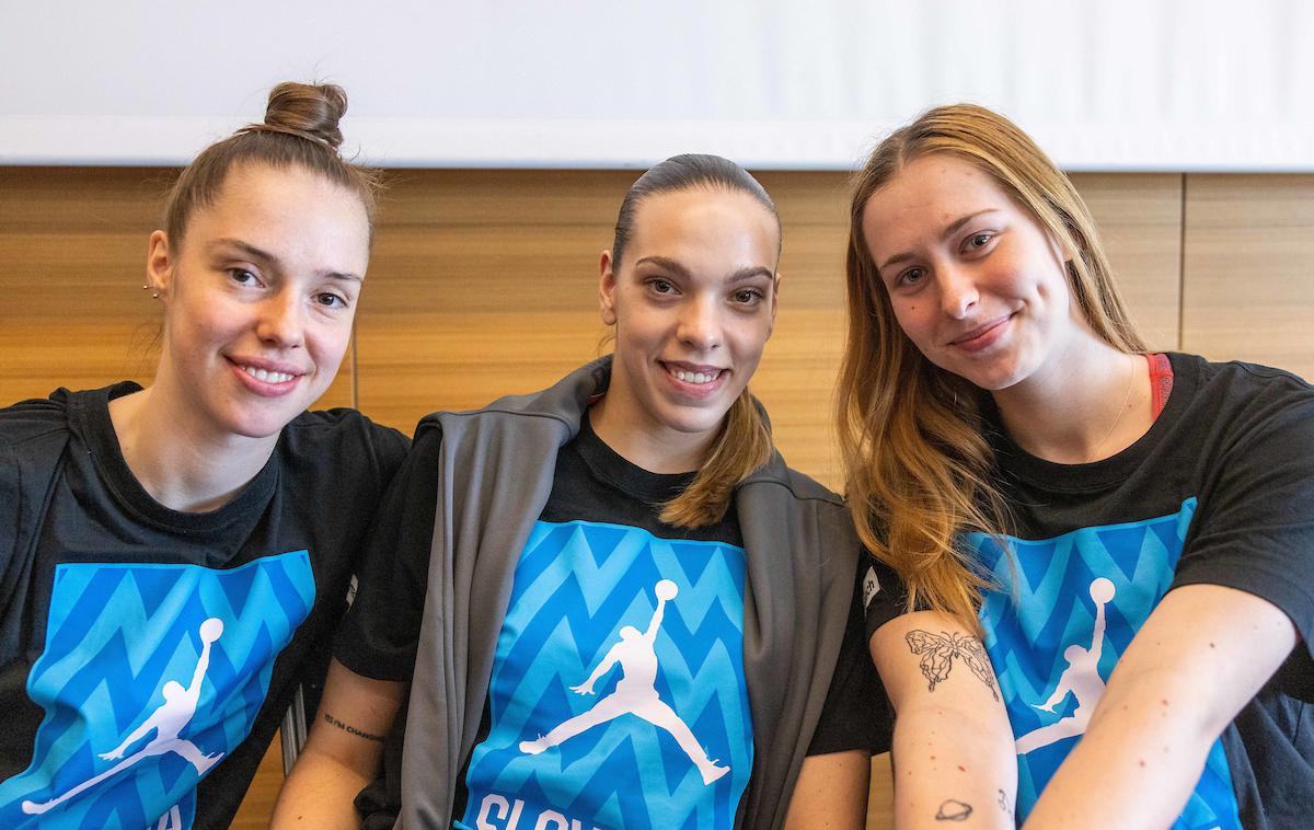 slovenska ženska košarkarska reprezentanca Sara Vujačić, Tina Cvijanović, Hana Ivanuša | Tina Cvijanovič in soigralke se bodo zbrale čez mesec dni. | Foto Vid Ponikvar/Sportida