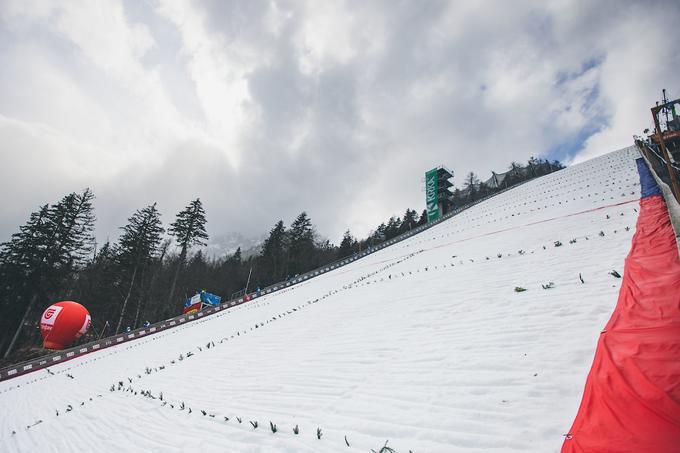 Vremenske razmere v Planici v petek niso dopuščale varne izvedbe tekme. | Foto: Grega Valančič/Sportida