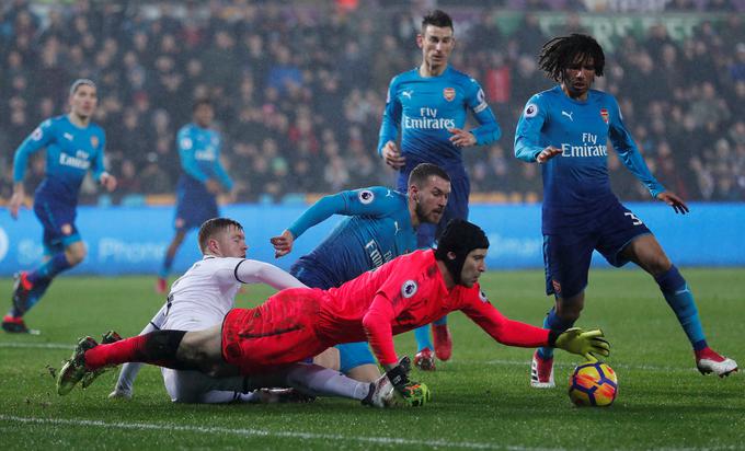 Petr Čech je imel prste vmes pri porazu Arsenala na gostovanju pri labodih v Swanseaju. | Foto: Reuters