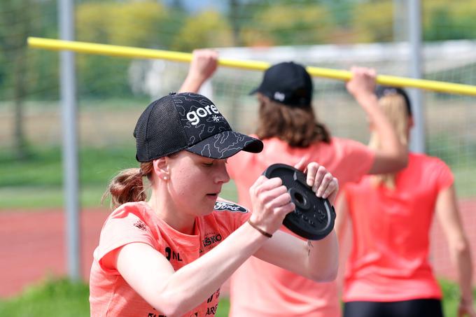 "Zdaj dela tudi kakšna druga mišica, kot je prej," pravi Ema Klinec. | Foto: www.alesfevzer.com