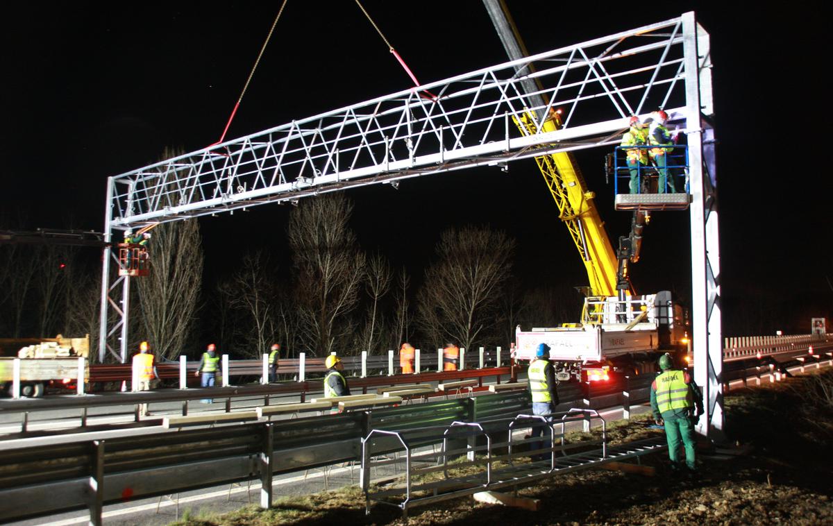 Na poti do večje pretočnosti avtocest: Postavljena prva dva portala elektronskega cestninjenja | Foto GVO