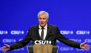 Seehofer priznal napake v razpravi o prebežnikih