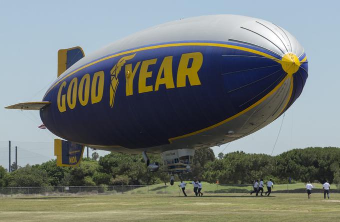 To je zrakoplov družbe Goodyear, ki velja za najbolj prepoznavnega na svetu. Zračna ladja, ki jo je naročil Sergey Brin, bo več kot trikrat daljša od Goodyearove. | Foto: Reuters